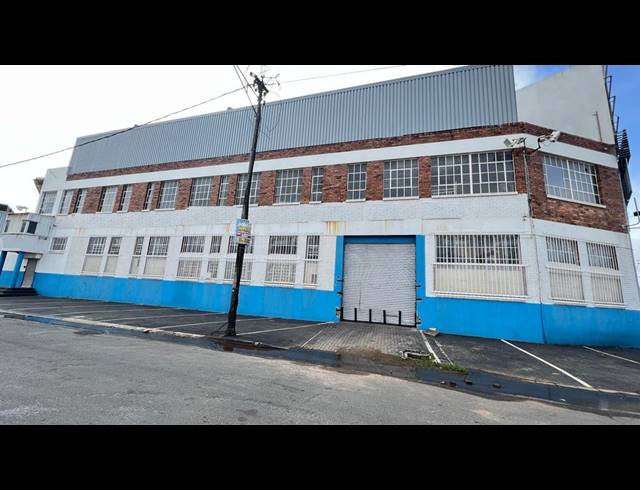 1,660M² WAREHOUSE FOR SALE IN VILLAGE DEEP